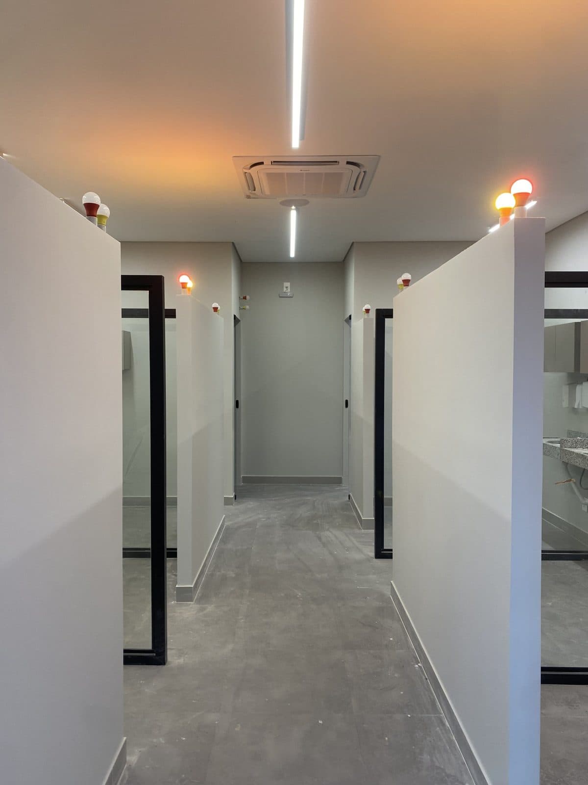 Corredor de consultórios com portas de vidro