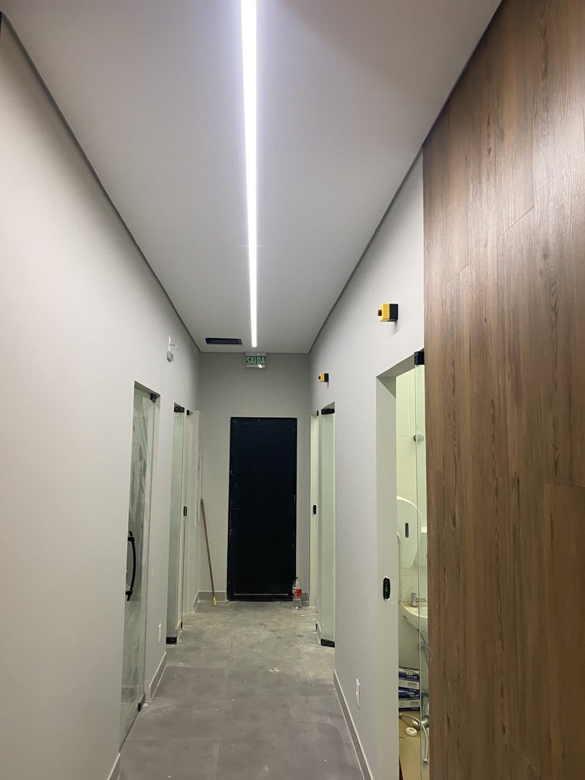 Corredor interno com iluminação linear
