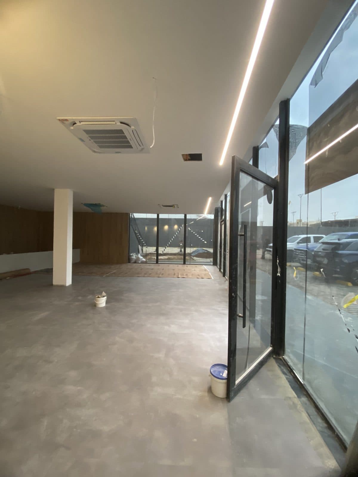 Salão com perfis de LED e fachada de vidro