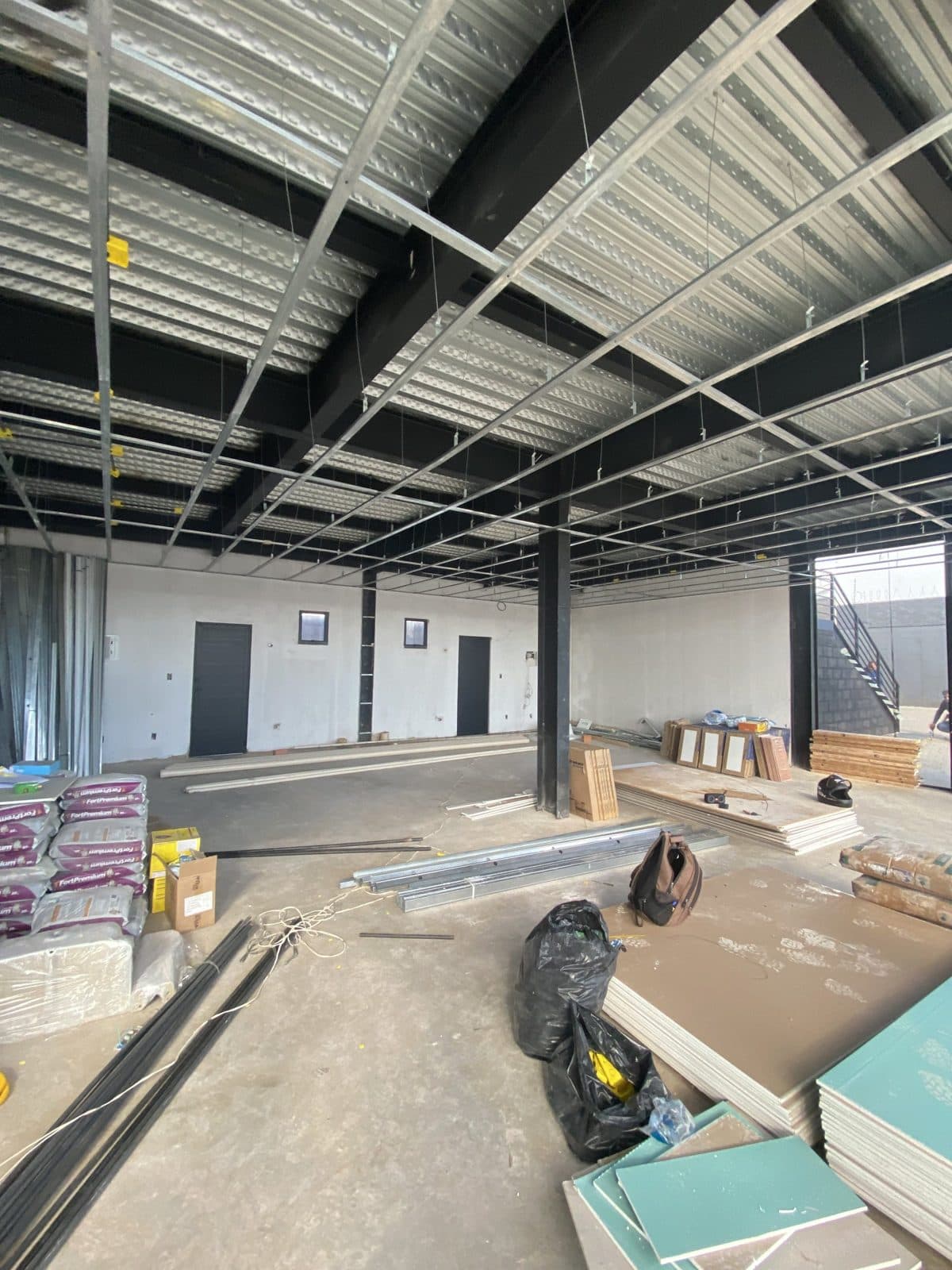 Salão em obra, com cobertura metálica
