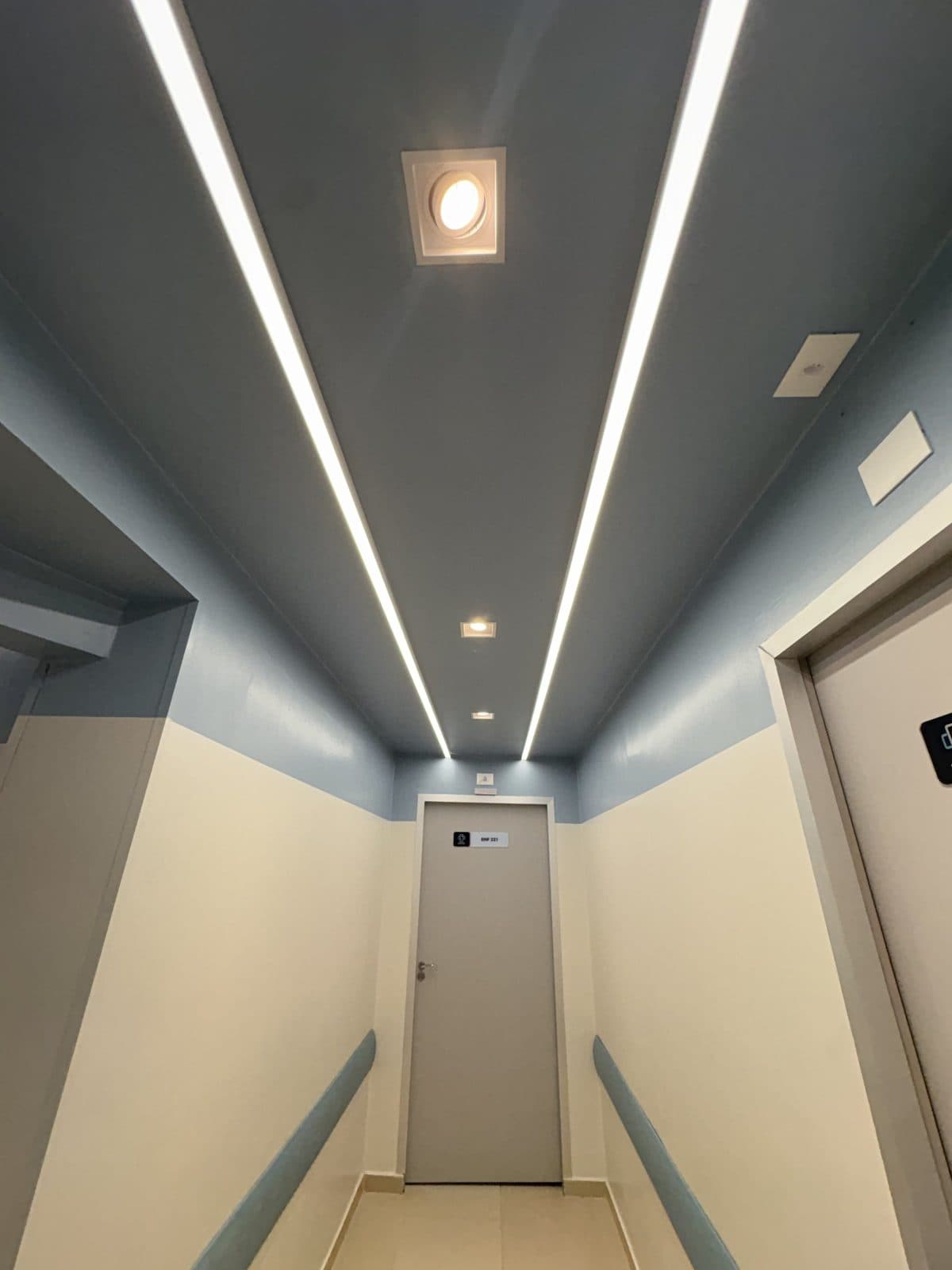 Corredor com forro rebaixado e LED linear