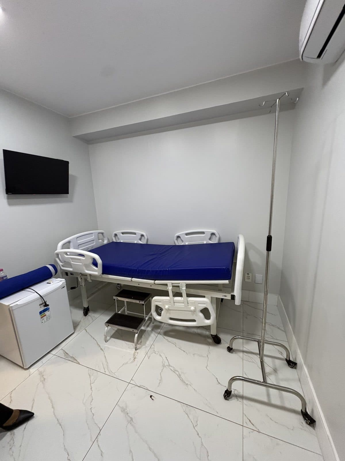 Leito reformado com porcelanato marmorizado