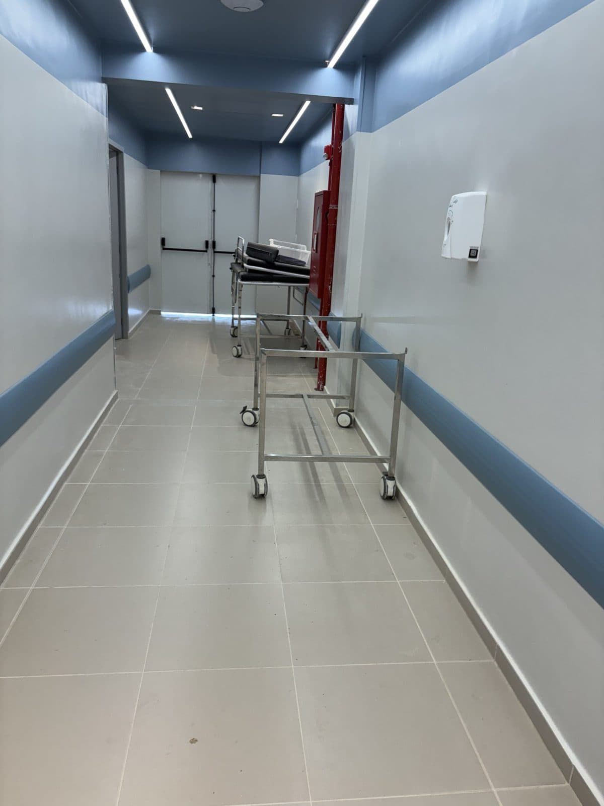 Corredor com bate-macas e faixa de cor