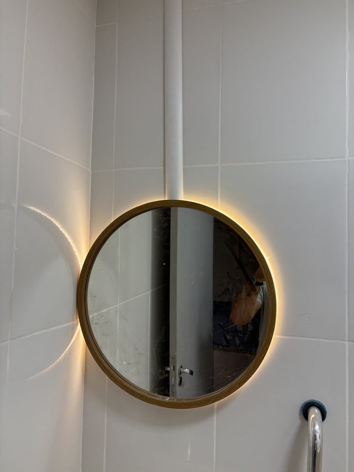 Espelho com iluminação no banheiro