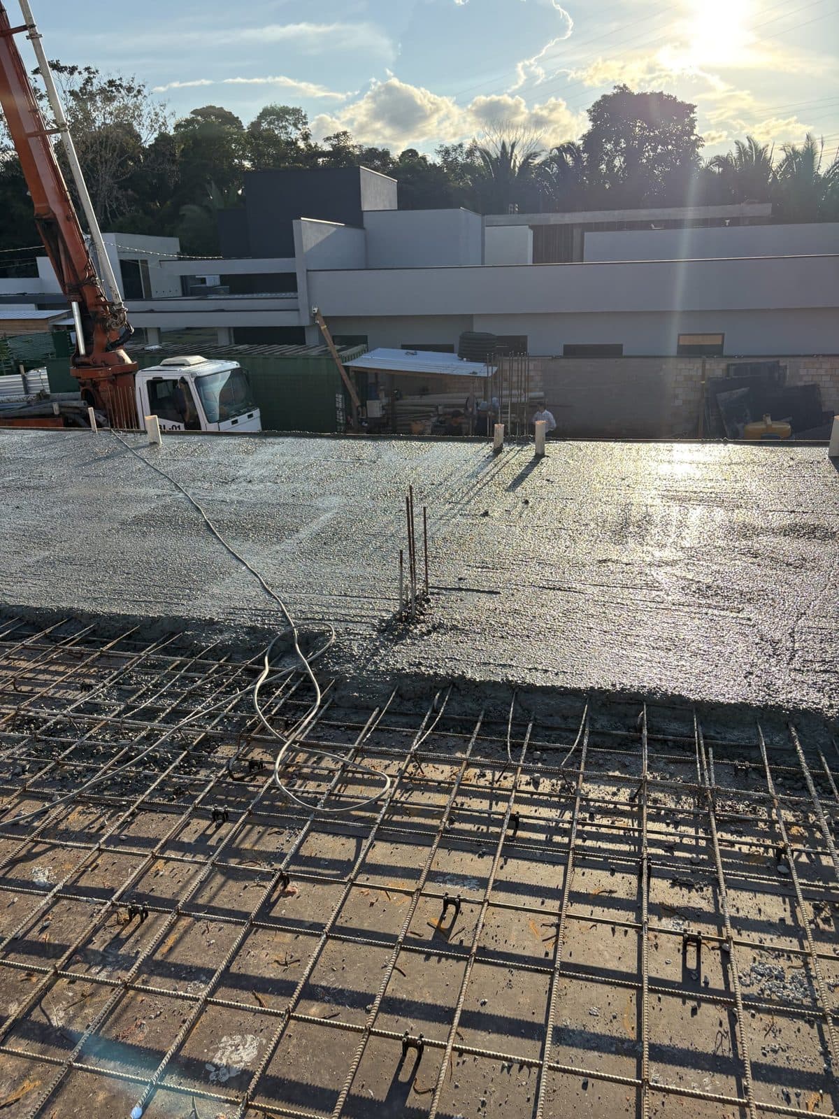 Concretagem ao entardecer