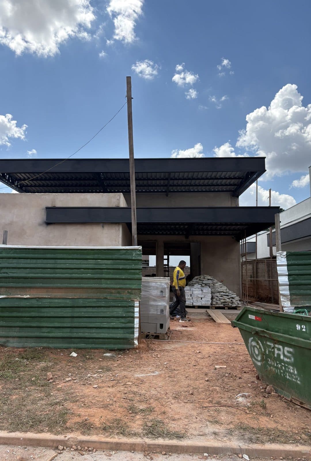 Fachada com a cobertura metálica